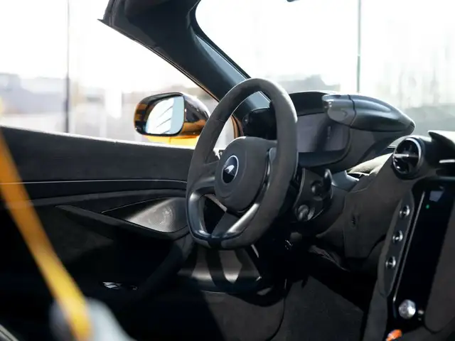 McLaren 750S 750S Spider / Volcano Yellow / Comfort Seats / B&W Ansicht 26