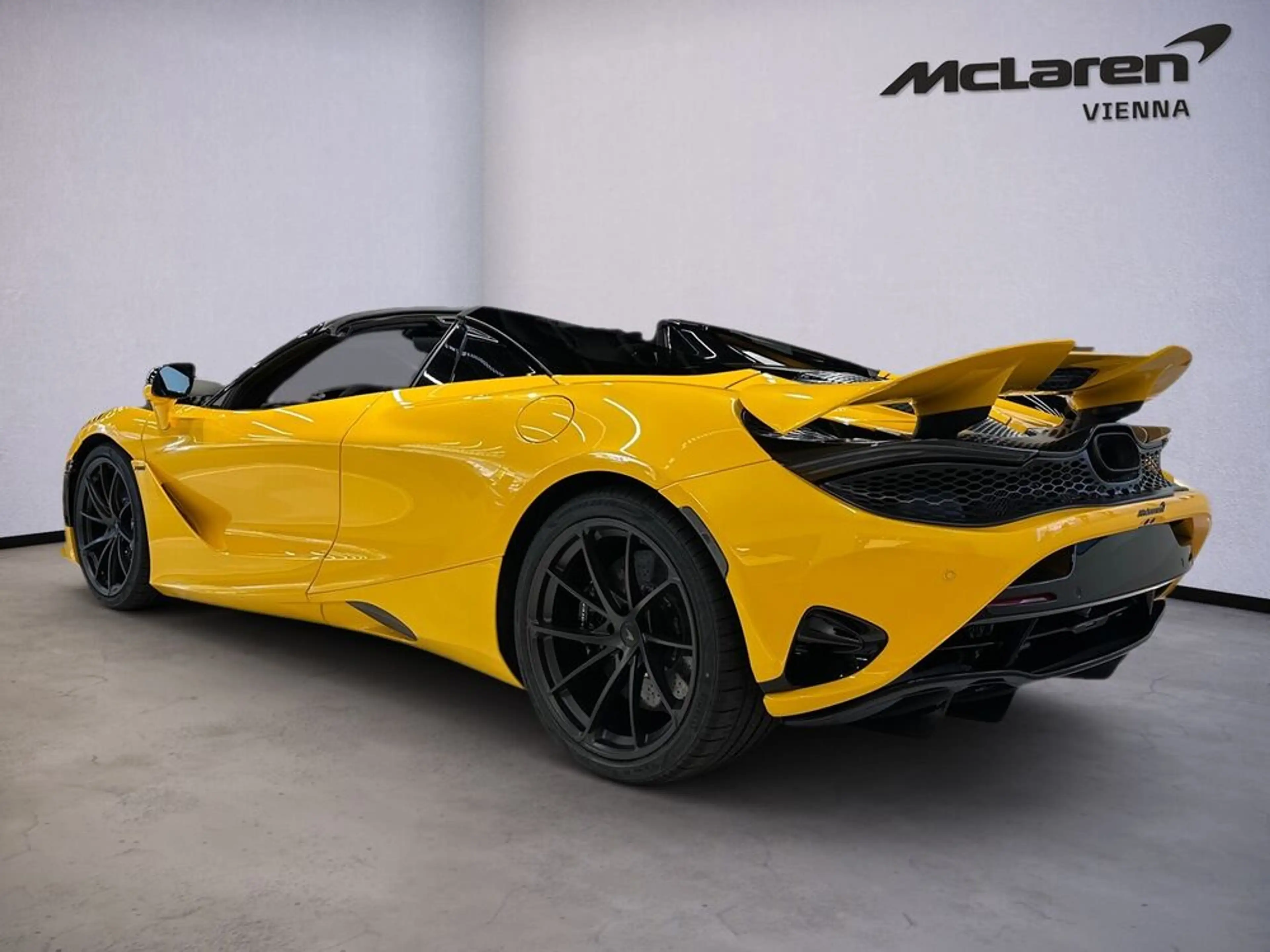 McLaren 750S 750S Spider / Volcano Yellow / Comfort Seats / B&W — photo 3