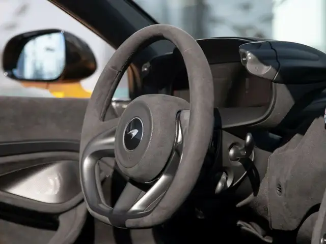 McLaren 750S 750S Spider / Volcano Yellow / Comfort Seats / B&W Ansicht 25