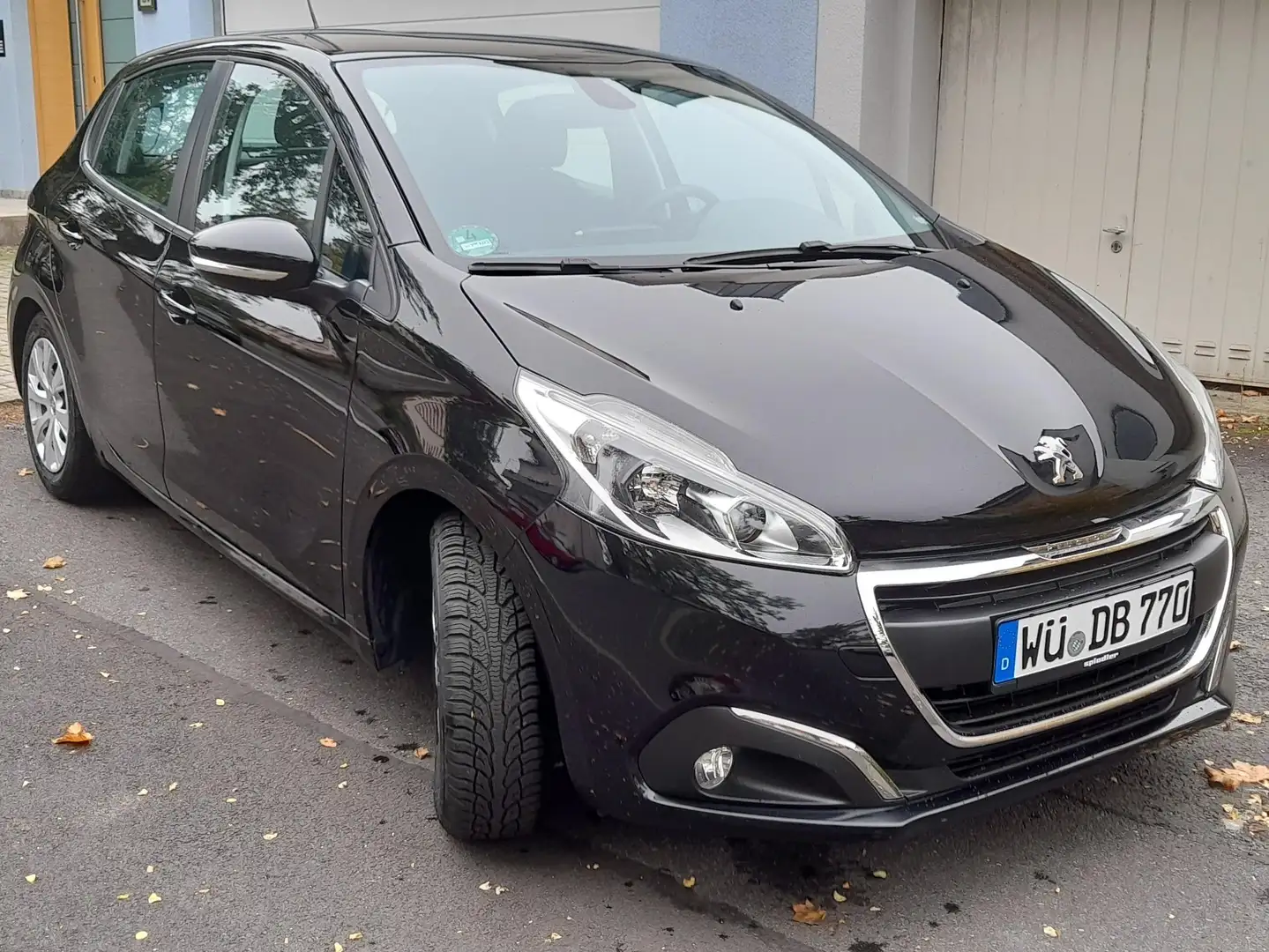 Peugeot 208 208 PureTech 82 Active Schwarz - 1