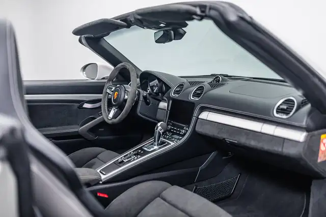 Porsche 718 Spyder view 12