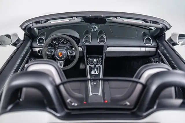 Porsche 718 Spyder view 9