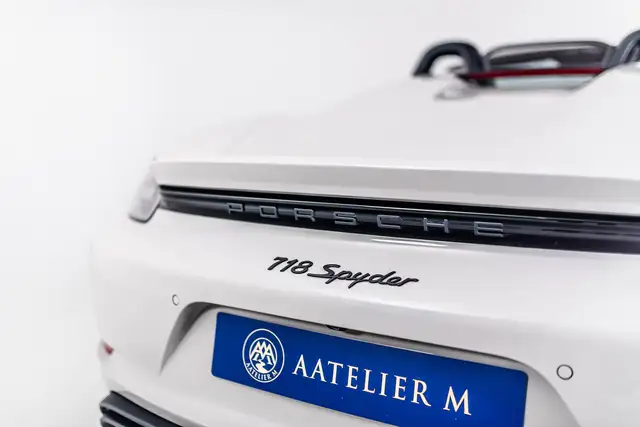 Porsche 718 Spyder view 6