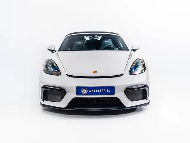 Porsche 718 Spyder view 3