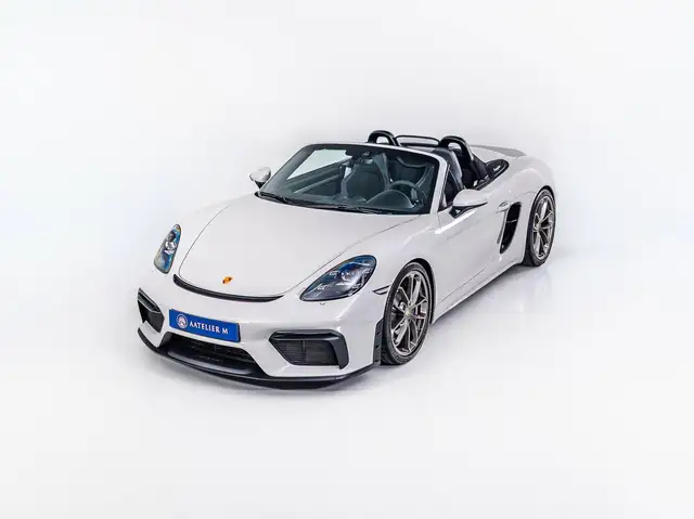 Porsche 718 Spyder view 4