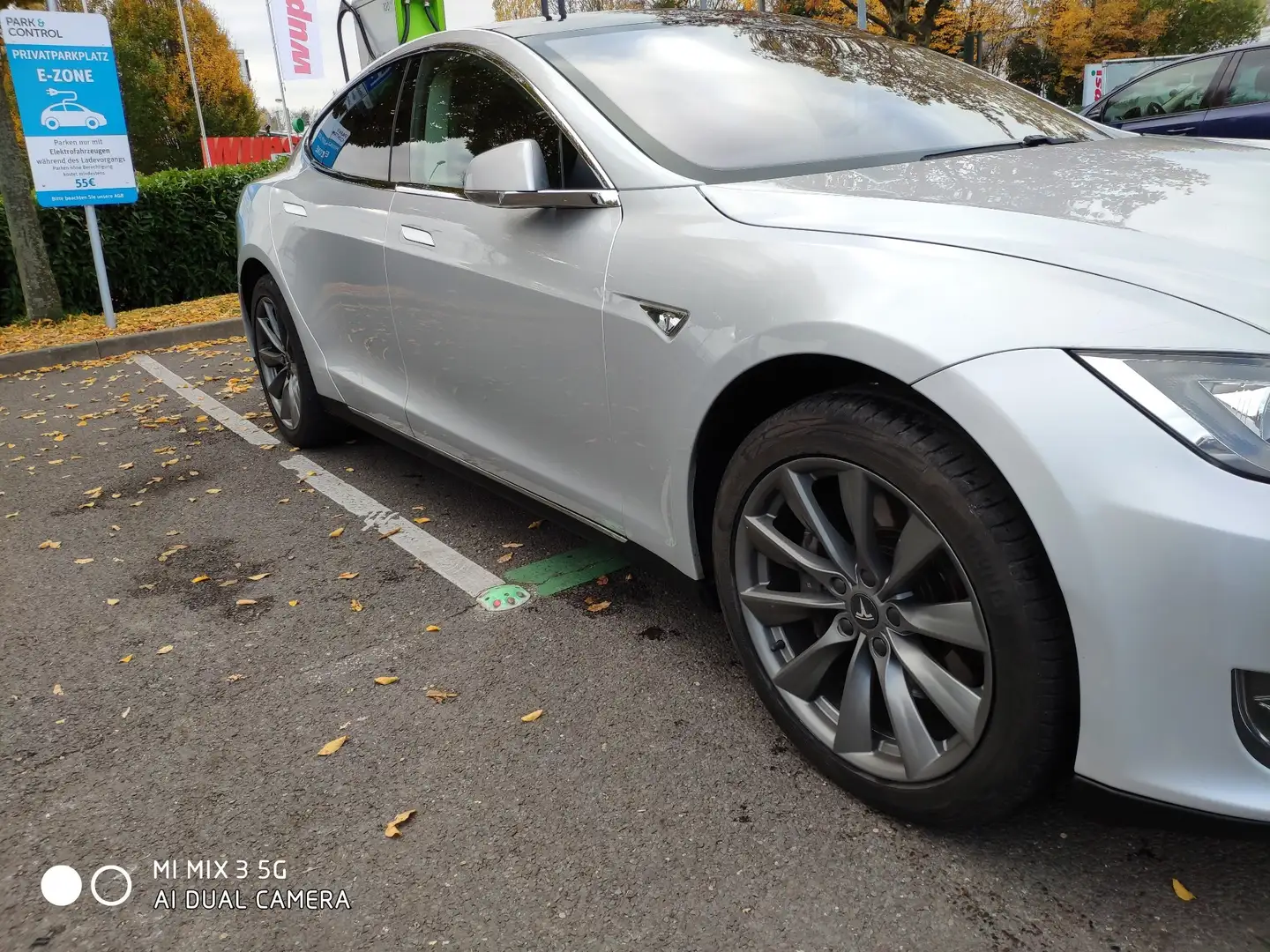 Tesla Model S Stříbrná - 2