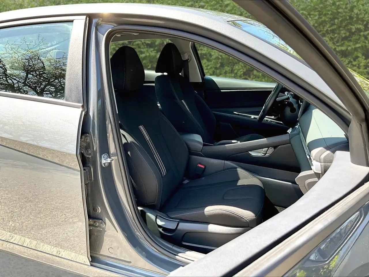 Hyundai ELANTRA photo Hyundai ELANTRA