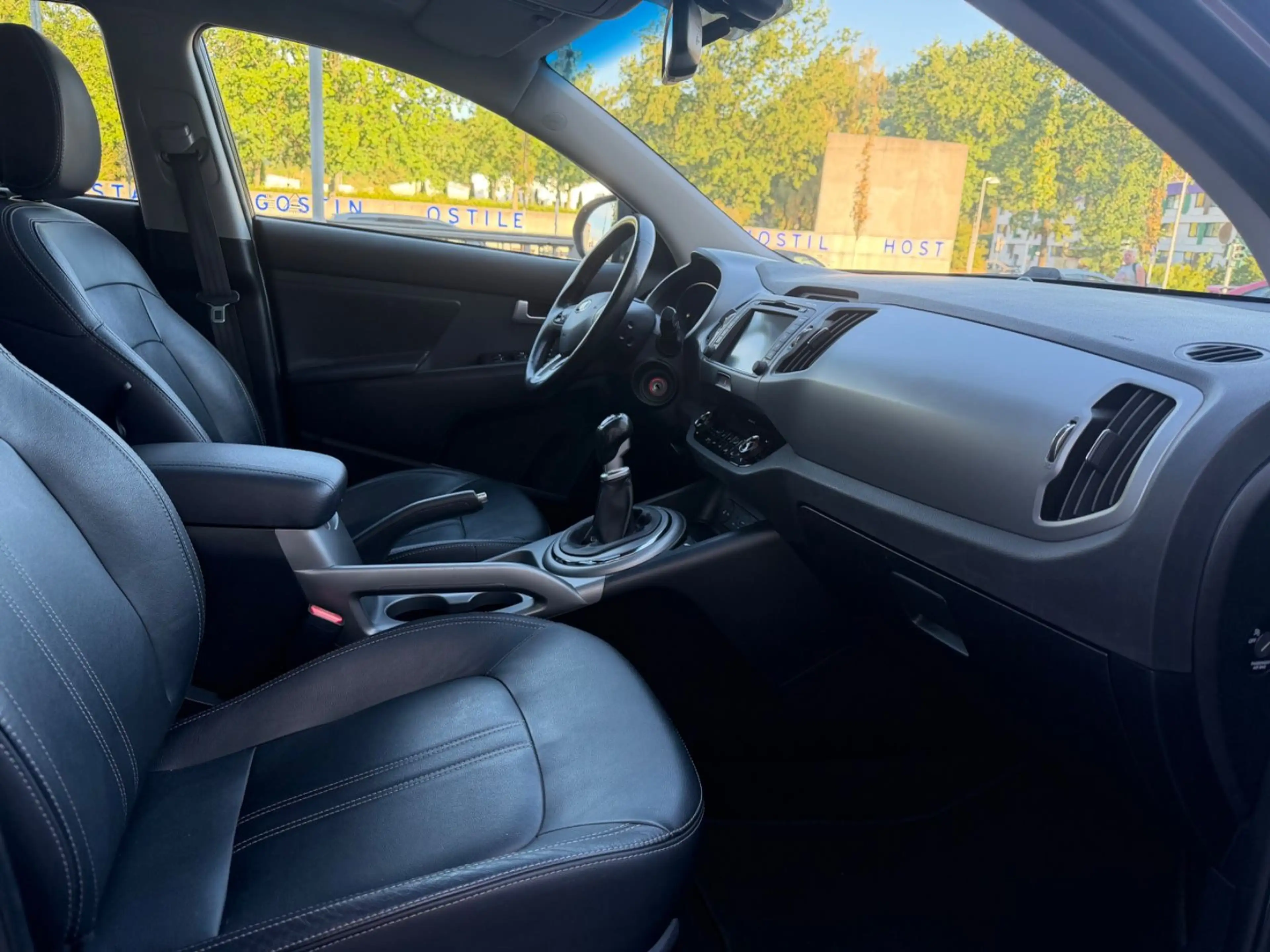 Kia Sportage 1.HAND + PANO + 4 x SHZ + KAMERA + AHK — photo 9