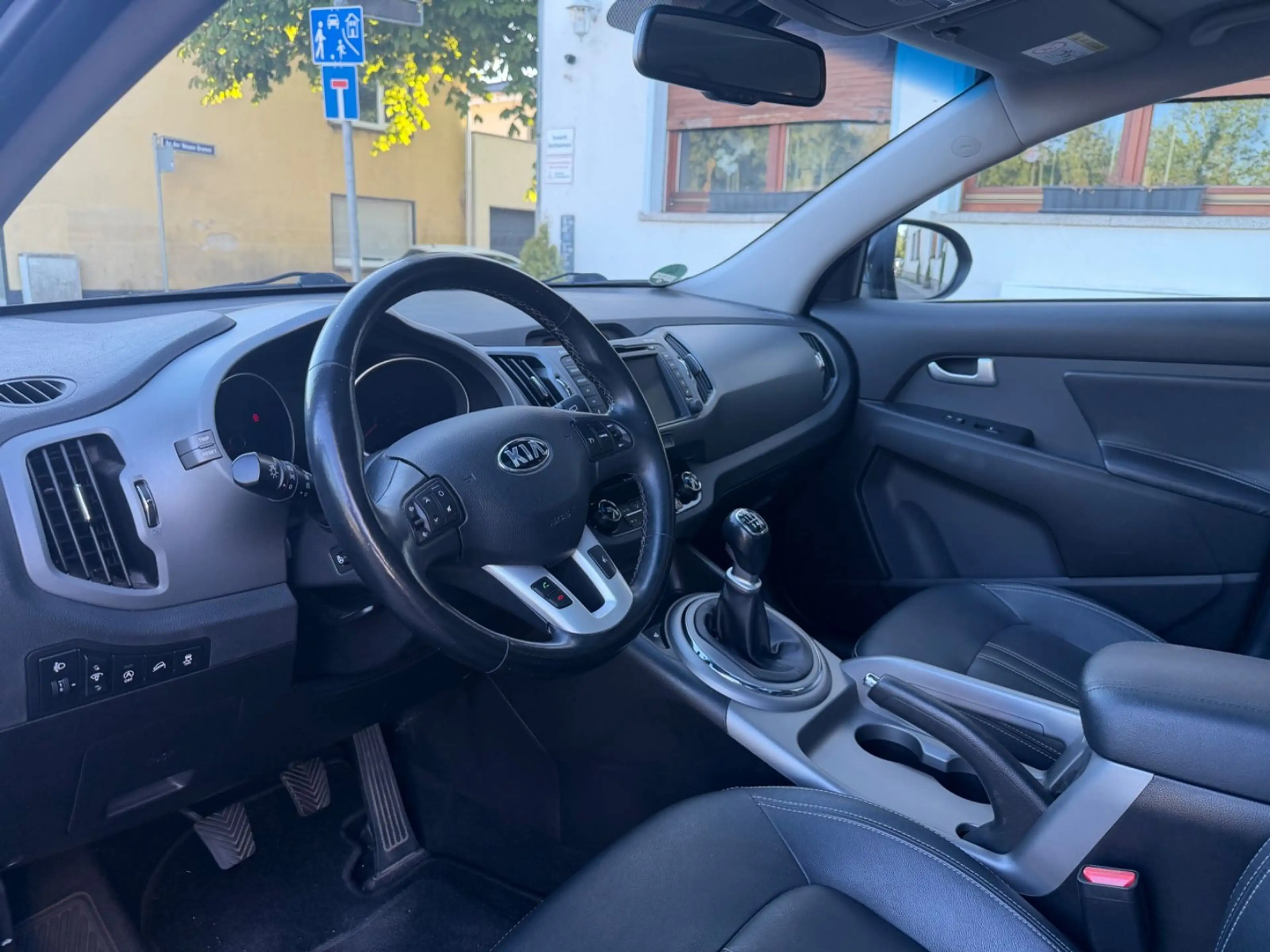 Kia Sportage 1.HAND + PANO + 4 x SHZ + KAMERA + AHK — photo 10