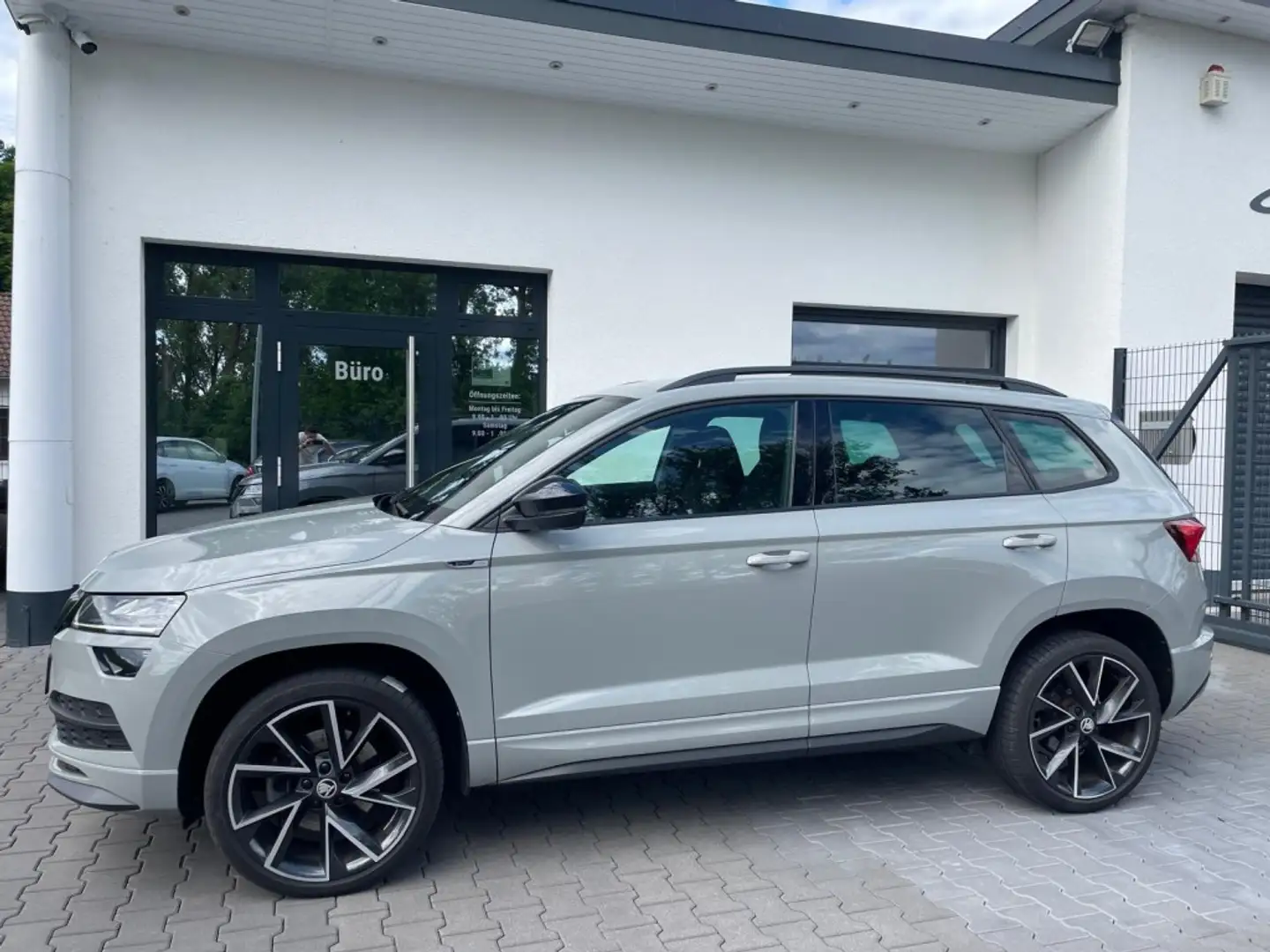 Skoda Karoq Sportline AHK- Travel Paket- ACC Grau - 2