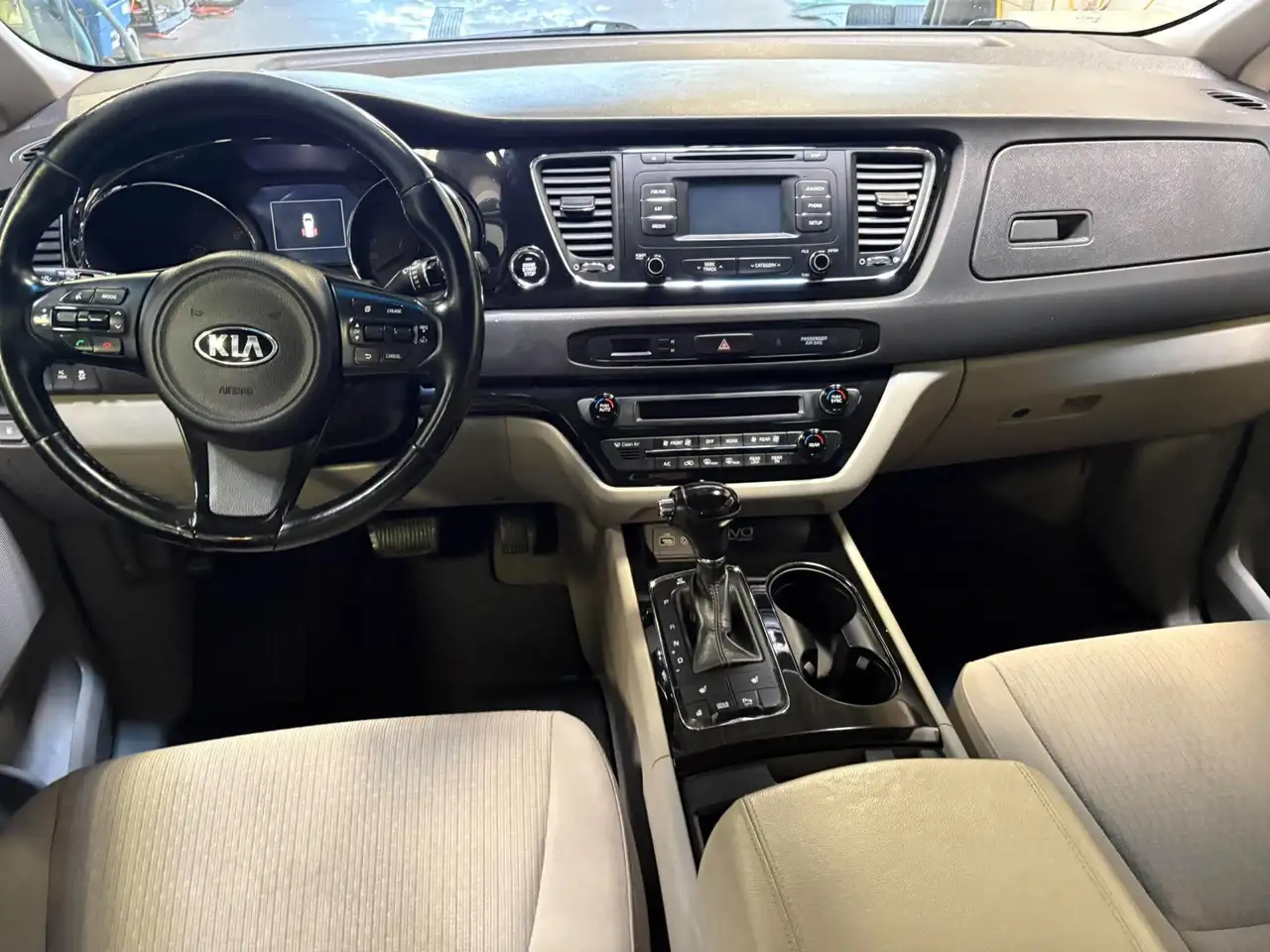 Kia Sedona снимка Kia Sedona