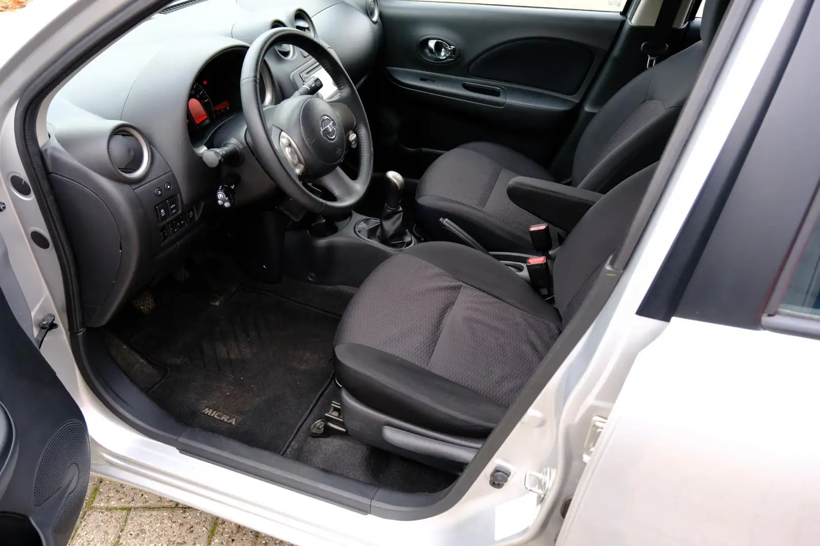 Nissan Micra 1.2 DIG-S Connect Edition Navi|ParkAssist|Airco Grijs - 2