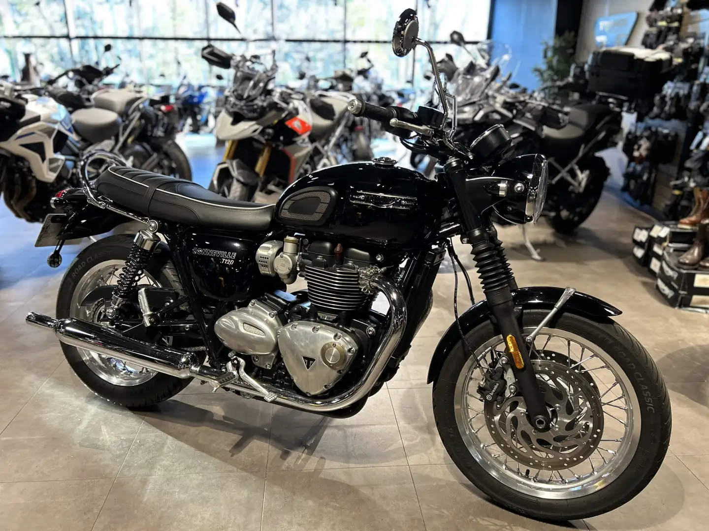 Triumph Bonneville T120 Noir - 2
