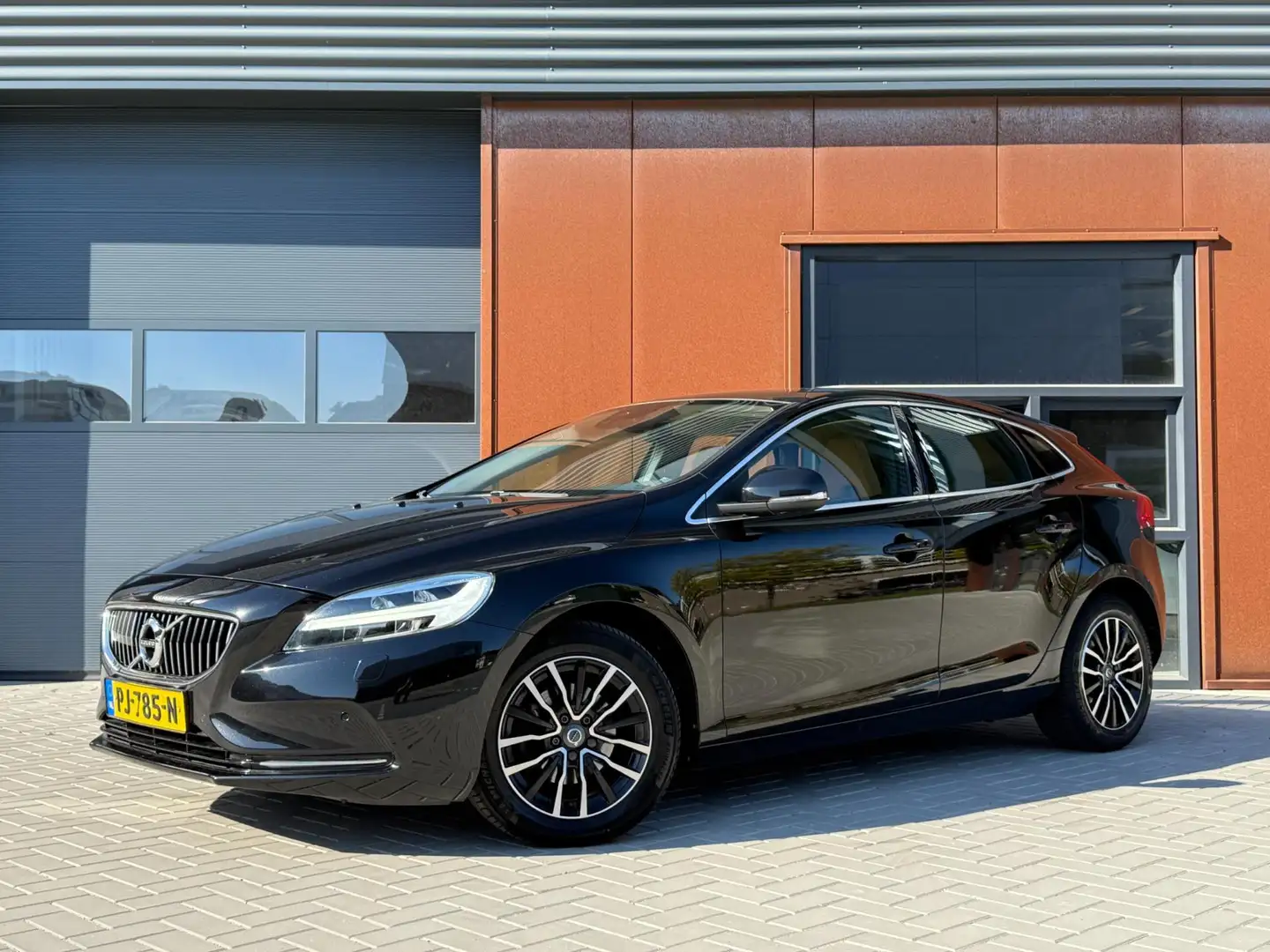 Volvo V40 2.0 D2 Nordic+ | 1 eigenaar | NAVI | Trekhaak | St Zwart - 1