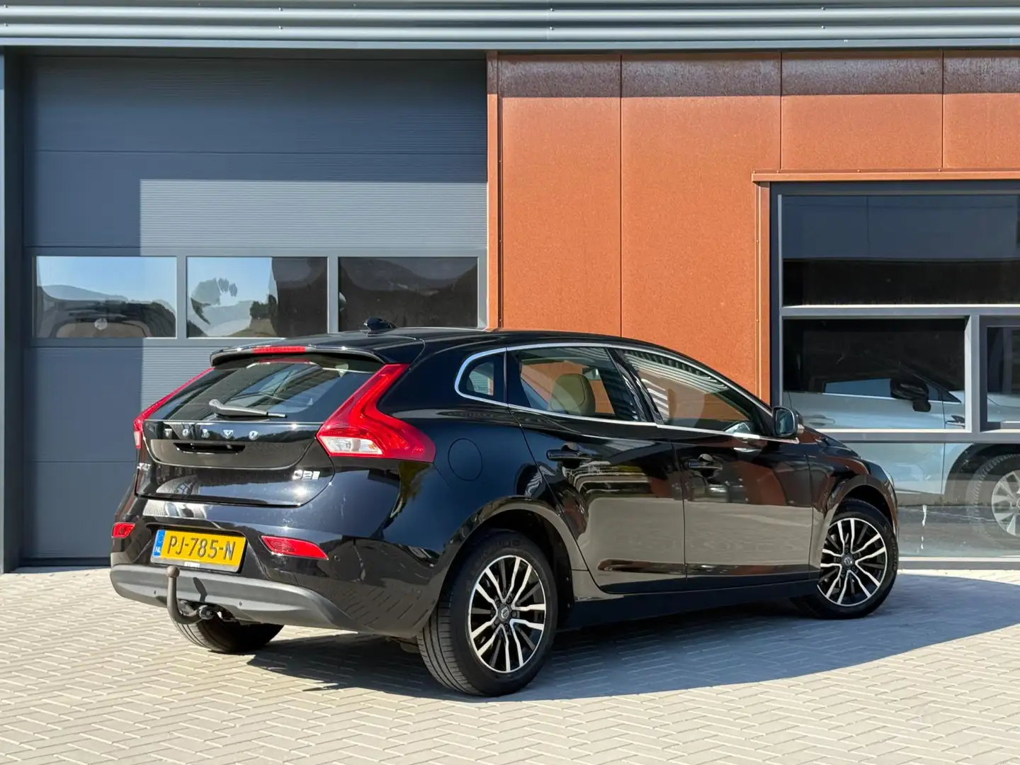 Volvo V40 2.0 D2 Nordic+ | 1 eigenaar | NAVI | Trekhaak | St Zwart - 2