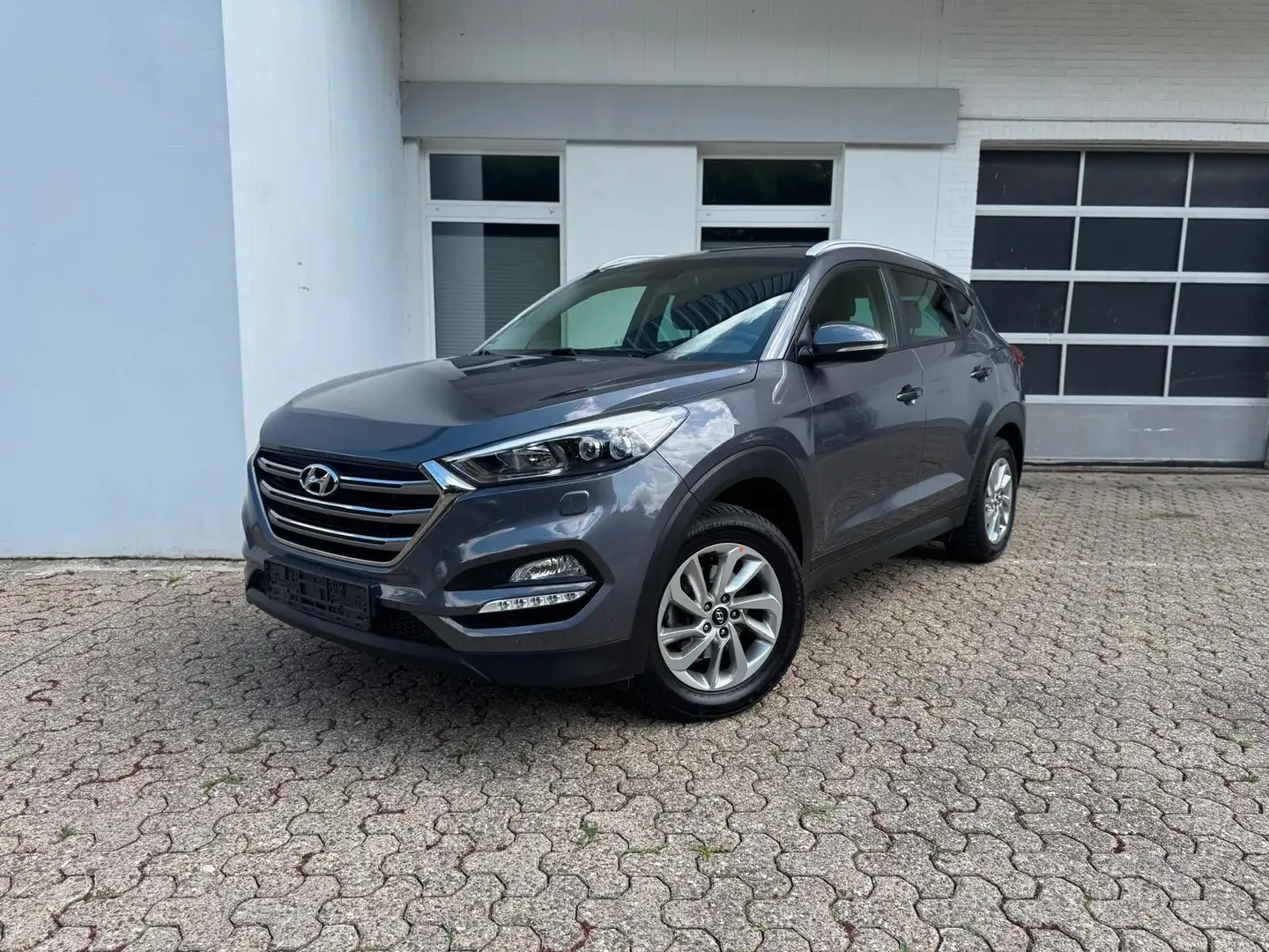 Hyundai TUCSON 1.6 GDI 1.Hand LED Navi Kamera AHK Leder Grijs - 1