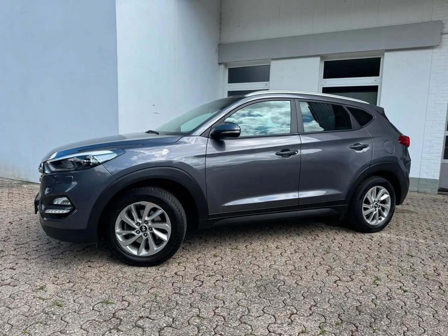 Hyundai TUCSON 1.6 GDI 1.Hand LED Navi Kamera AHK Leder Grijs - 2