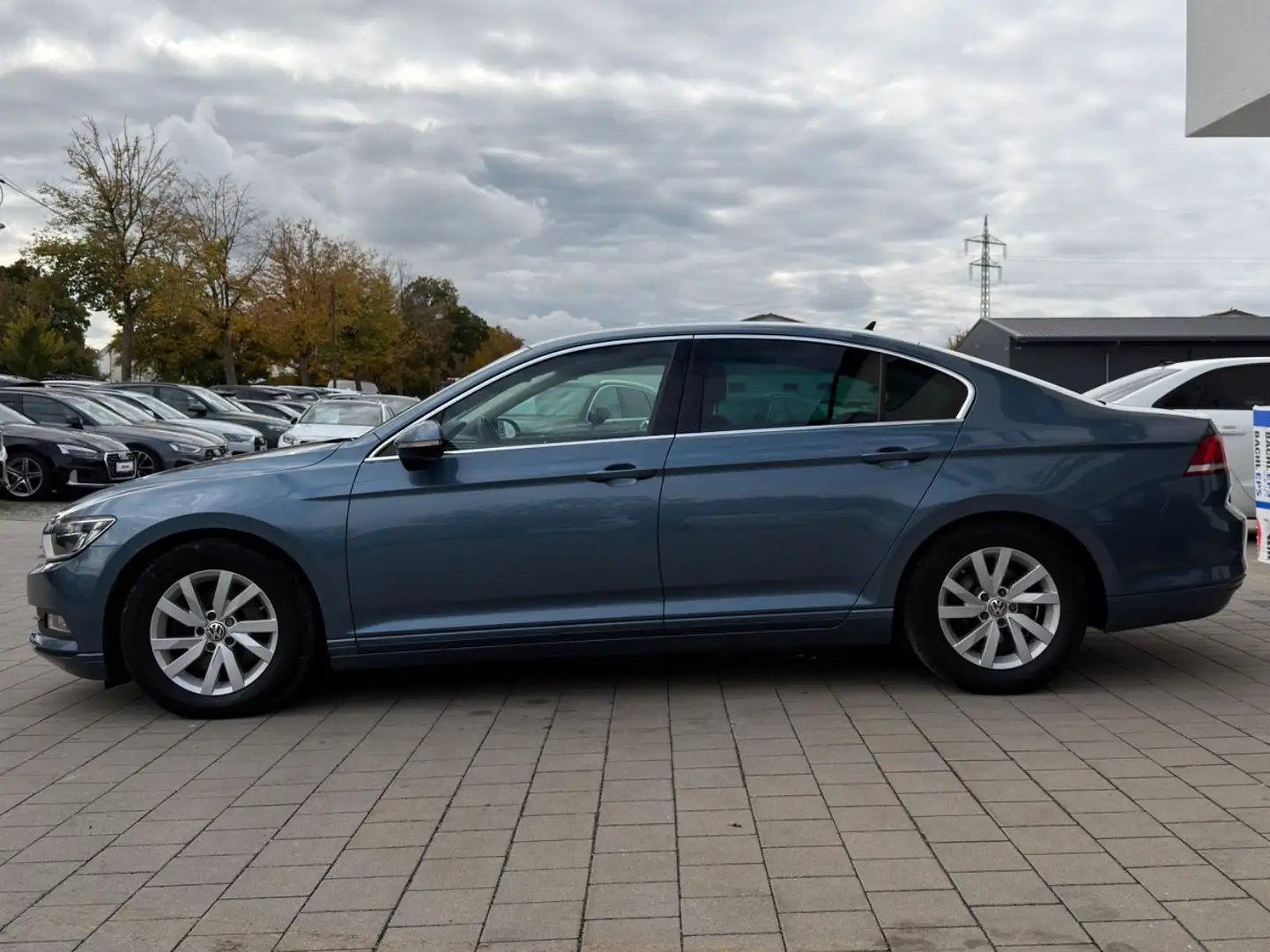 Volkswagen Passat Lim. Comfortline ACC AHK Navi Bleu - 2