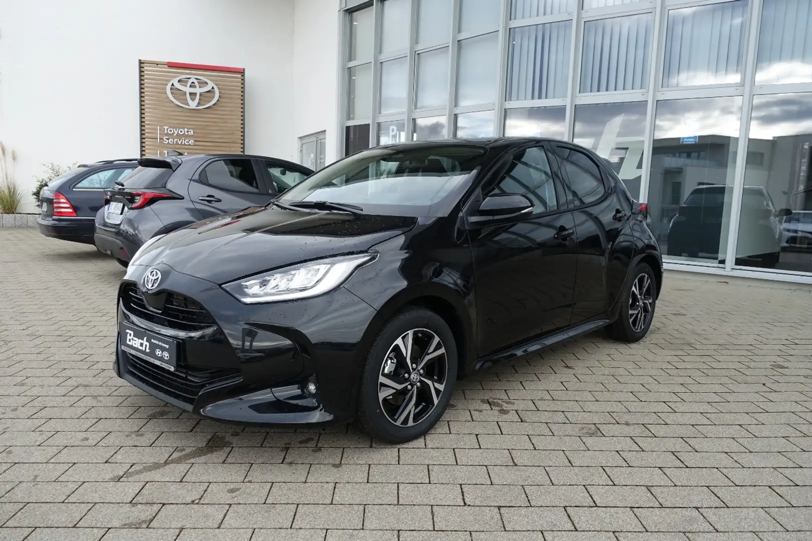 Toyota Yaris 1,5 Hybrid Team D mit Comfort-Paket Schwarz - 2