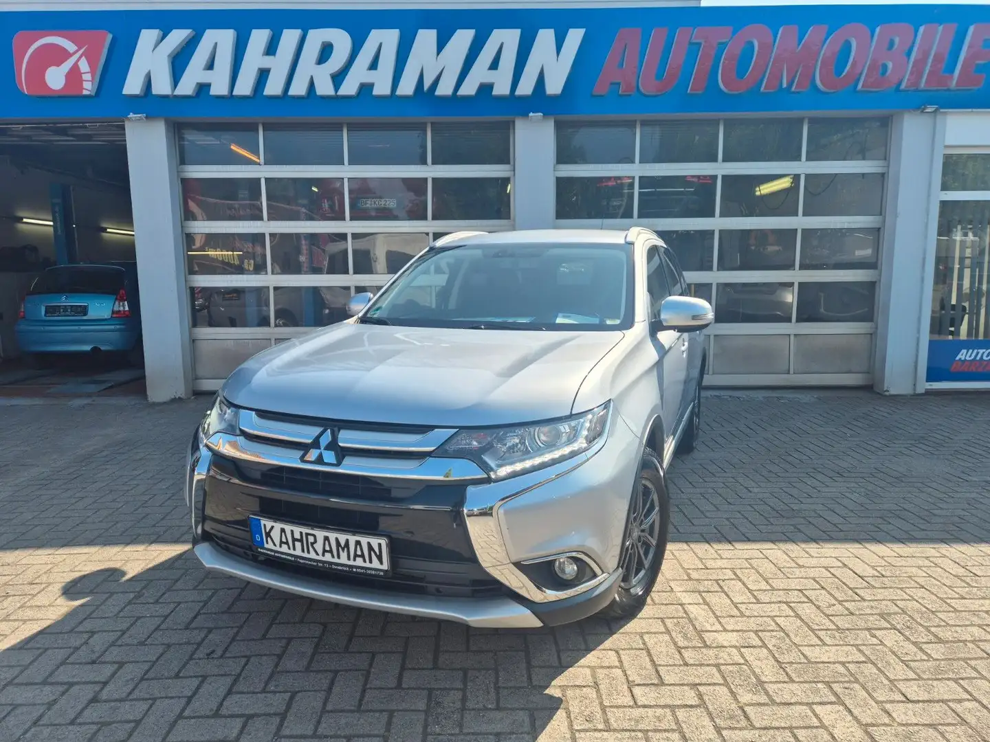 Mitsubishi Outlander Plus 4WD 7 sitze Silber - 1