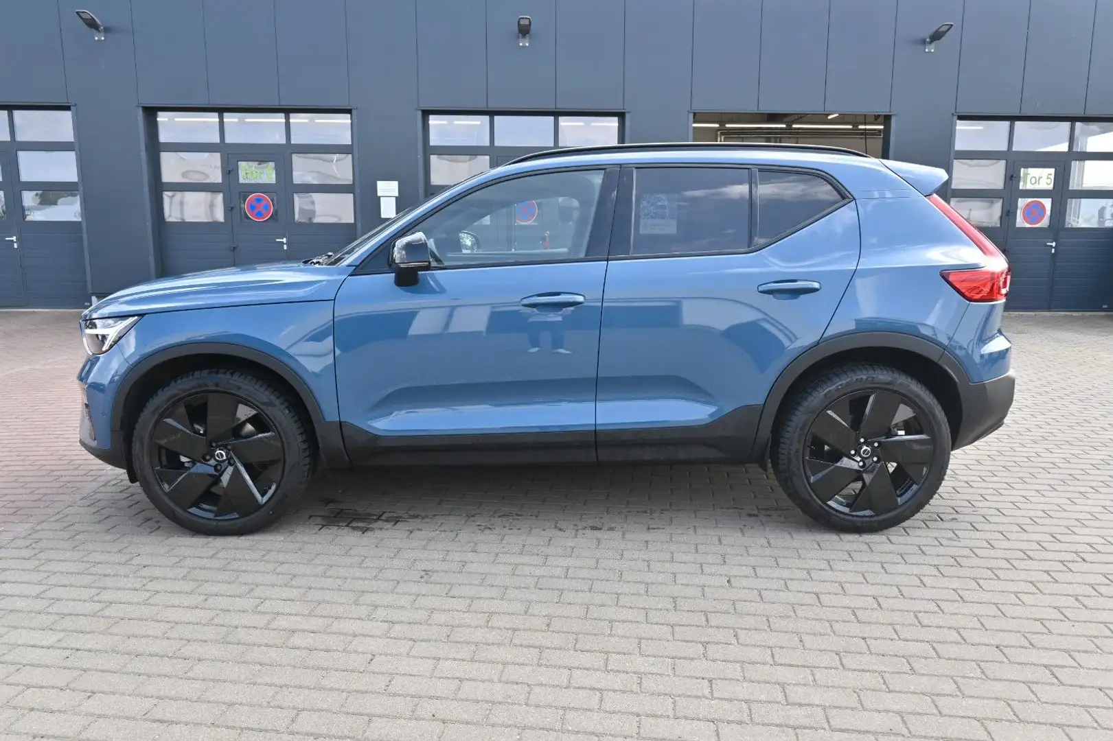 Volvo XC40 B4 Black Ultra Dark*FSHZG*PANO*360°*ACC Blau - 2