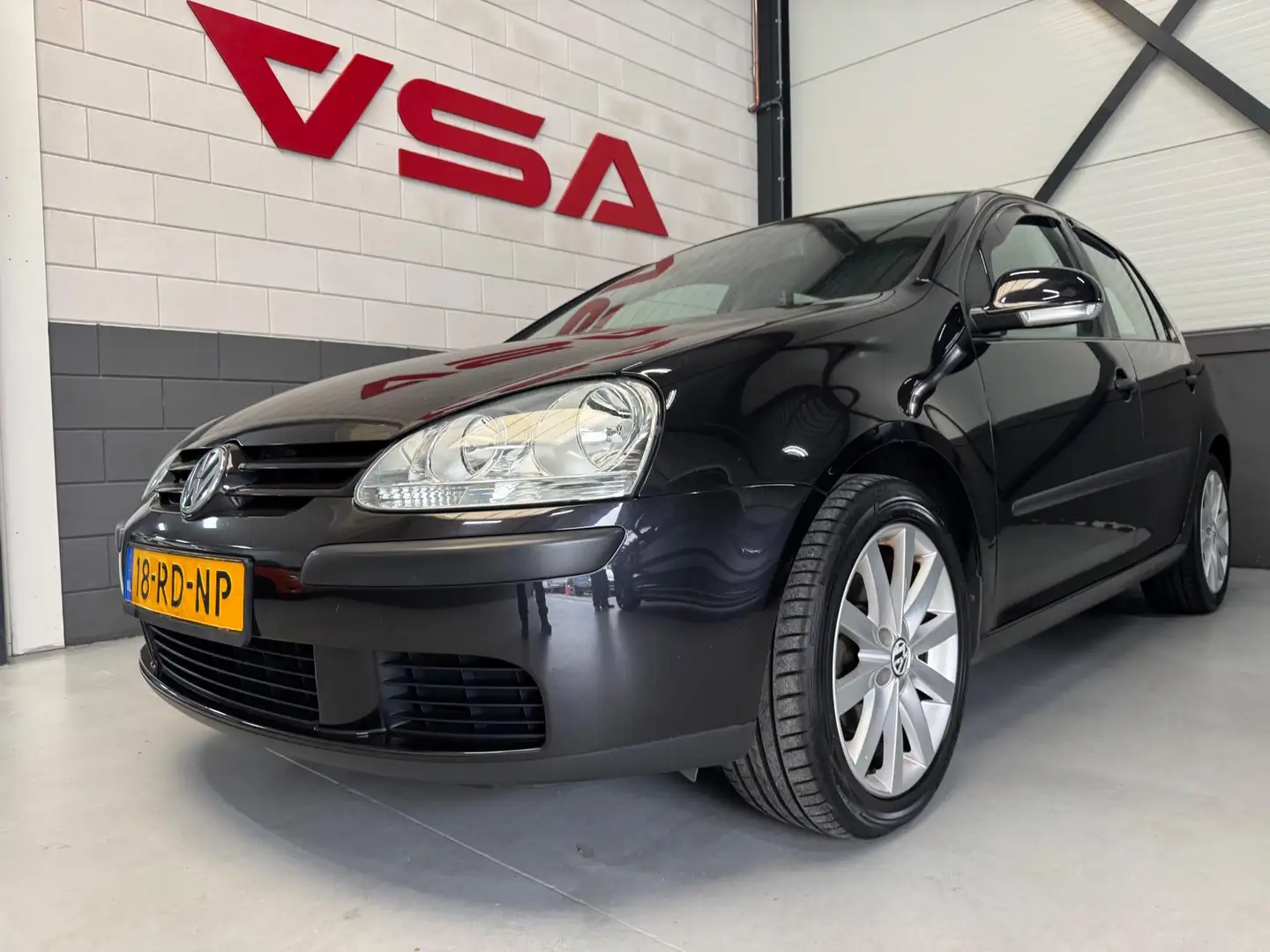Volkswagen Golf 1.6 FSI Comfortline|Cruise|Airco|Onderhoud|Netjes Zwart - 2