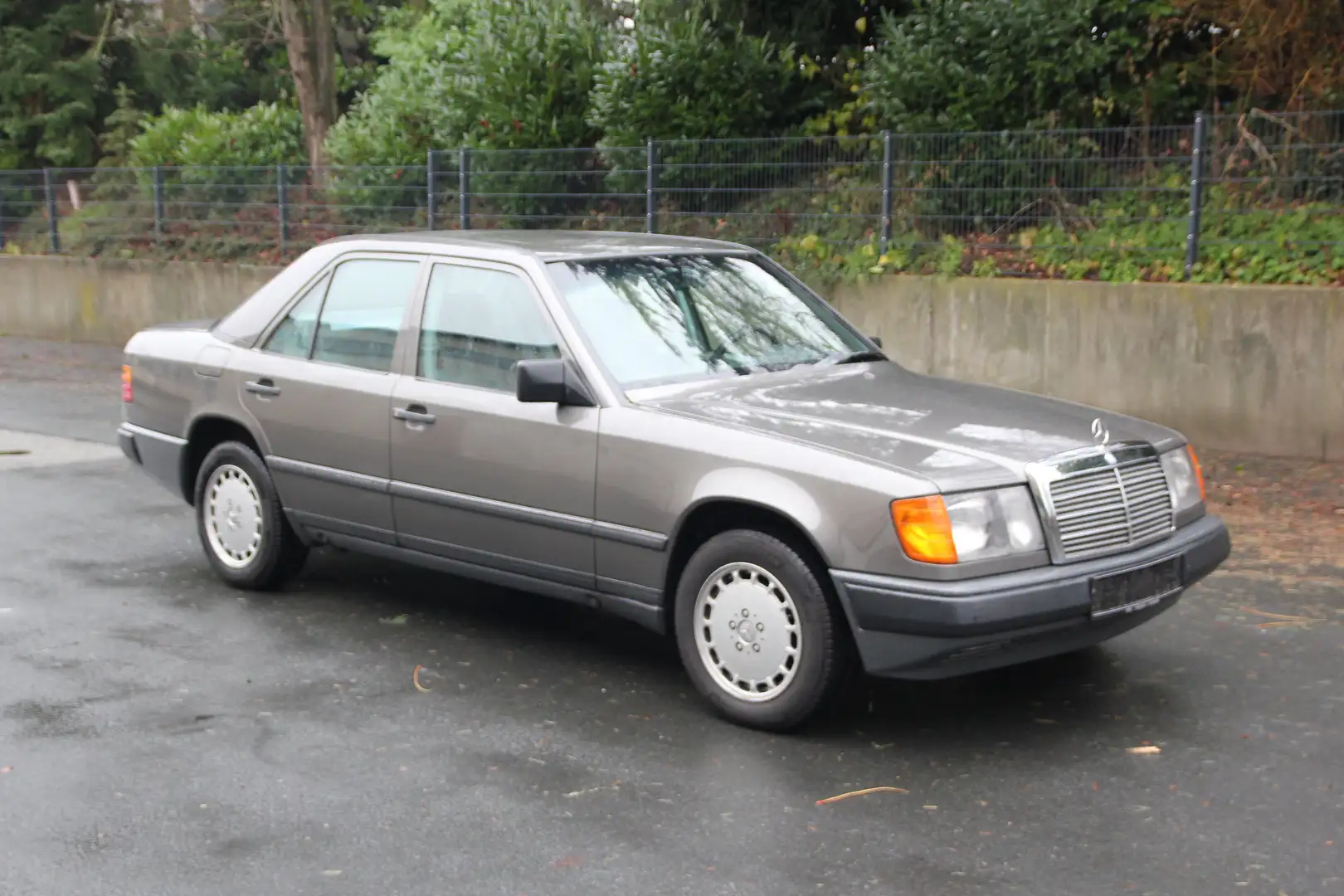 Mercedes-Benz E 260 Autom, Klima, Schiebed. viele Rechnungen Gris - 1