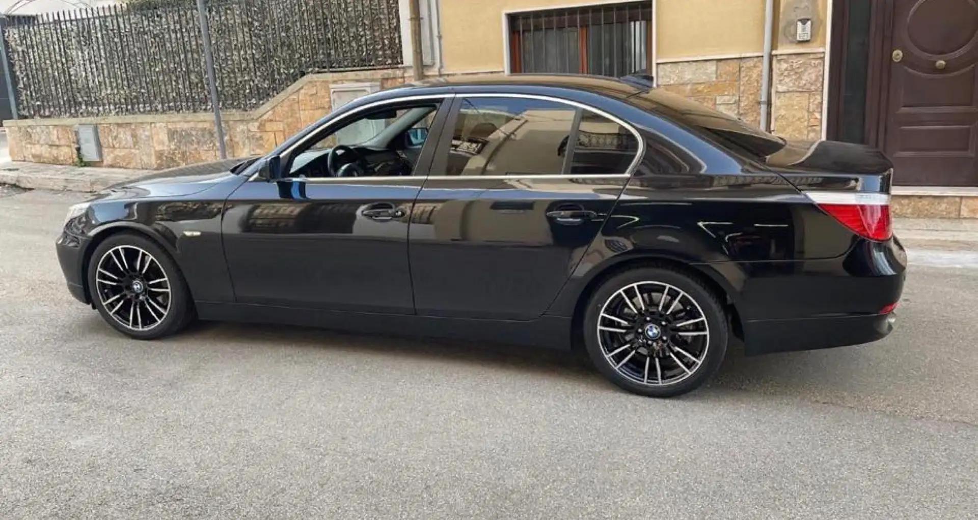 BMW 520 520d Attiva Noir - 2