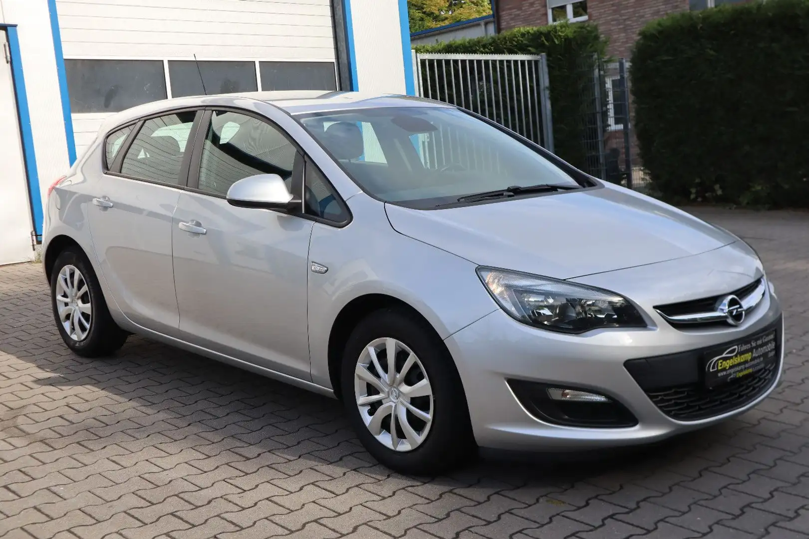 Opel Astra J 1.6 Lim. Selection/MFL/SCHECKHEFT/1.HD Silber - 1