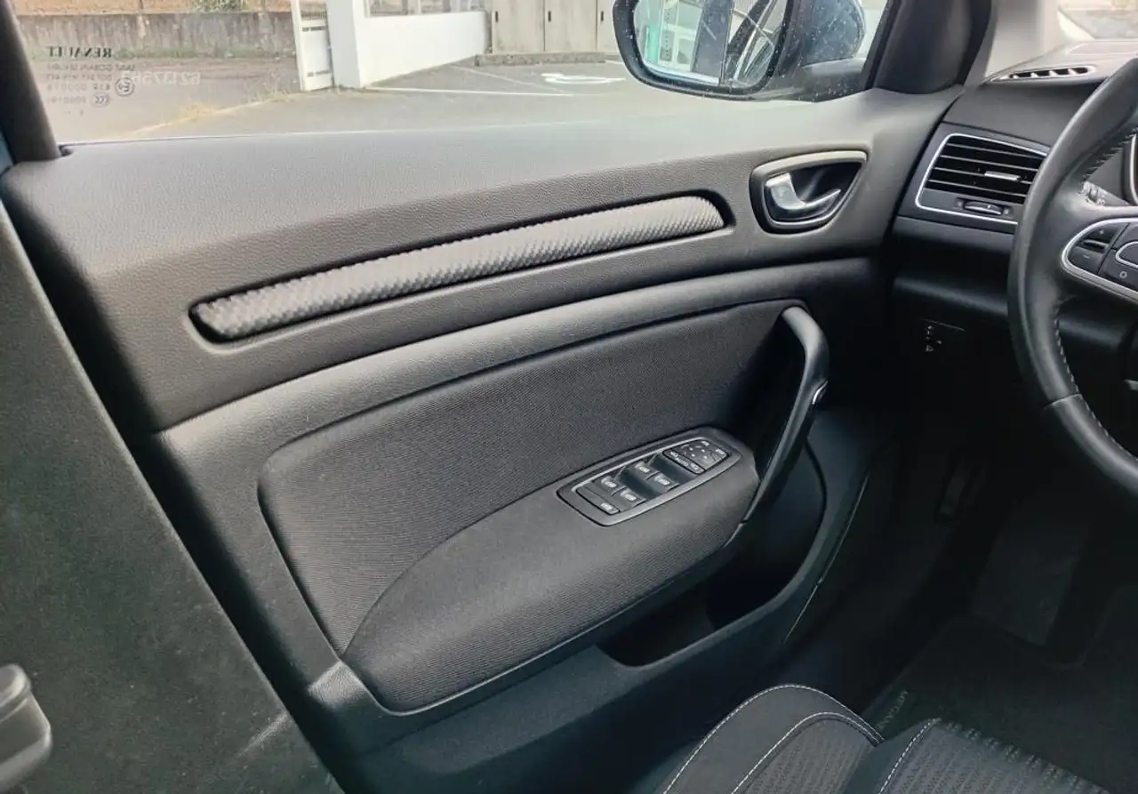 Renault Megane Citadine 5 portes — photo 5