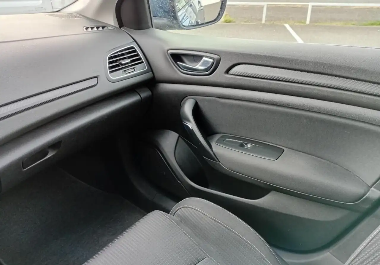 Renault Megane Citadine 5 portes — photo 9