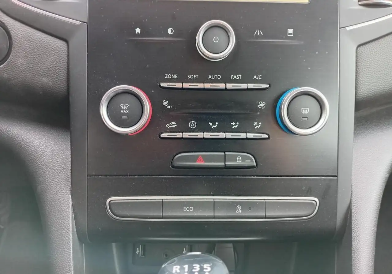 Renault Megane Citadine 5 portes — photo 17