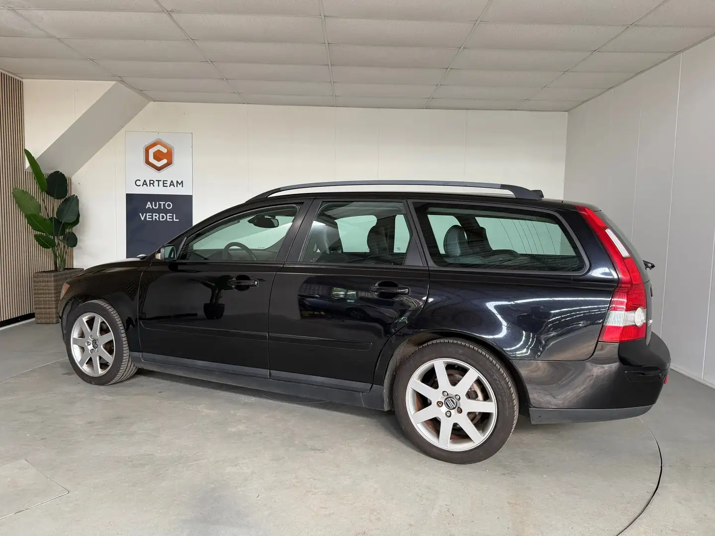 Volvo V50 2.4i Momentum Airco, LMV, Lederen bekleding INRUIL Zwart - 2