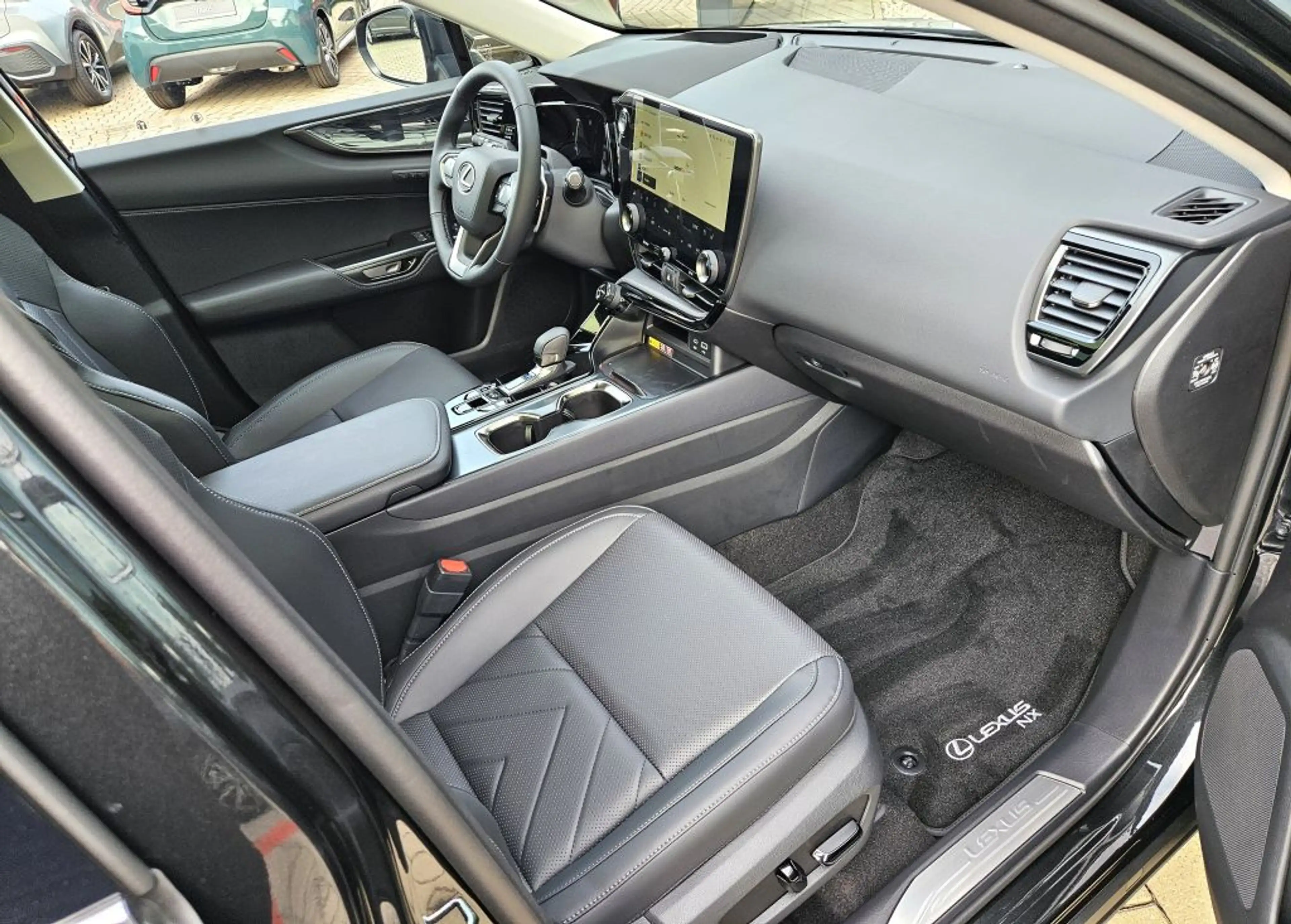 Lexus NX 450h+ E-FOUR Executive — photo 10