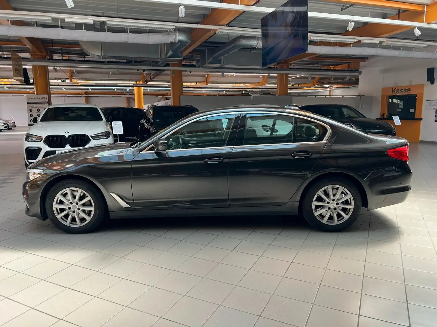 BMW 530 d xDrive Luxury Line|1.Hd.|Scheckheftgepflegt - 2