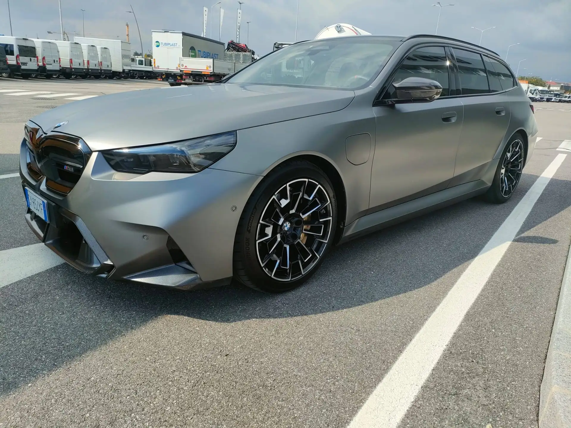 BMW M5 2025 회색 사진 2