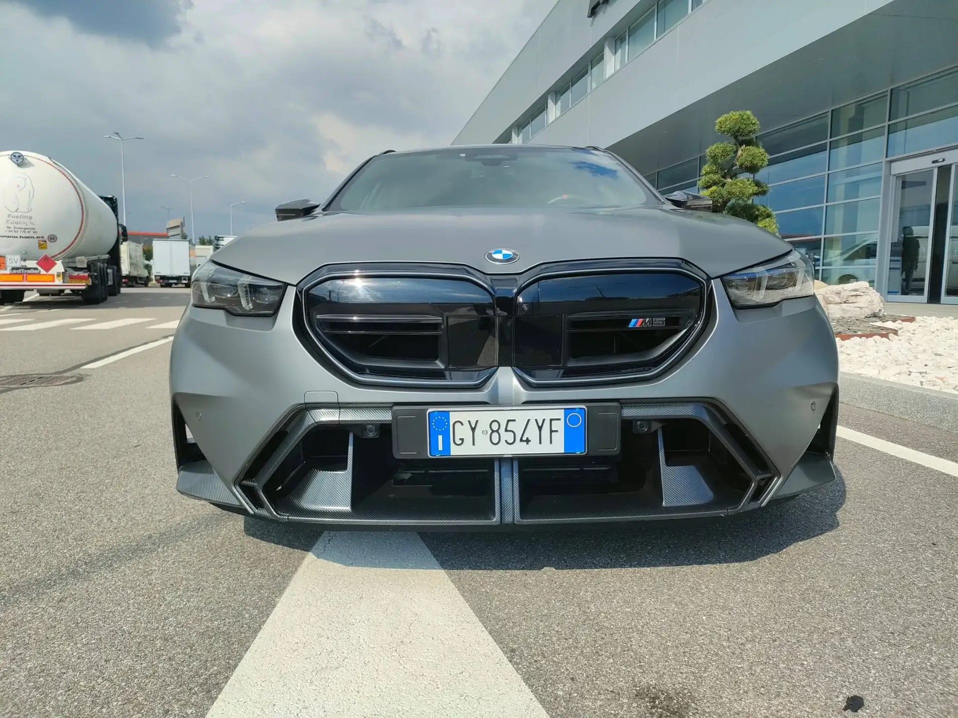 BMW M5 2025 회색 사진 4