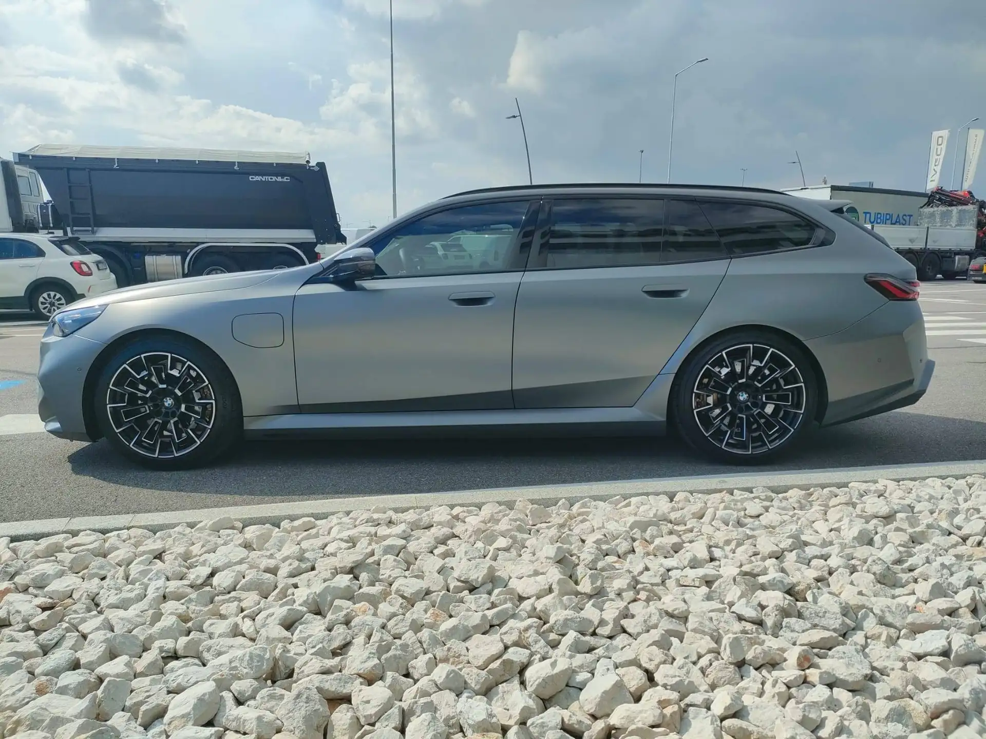 BMW M5 2025 회색 사진 3