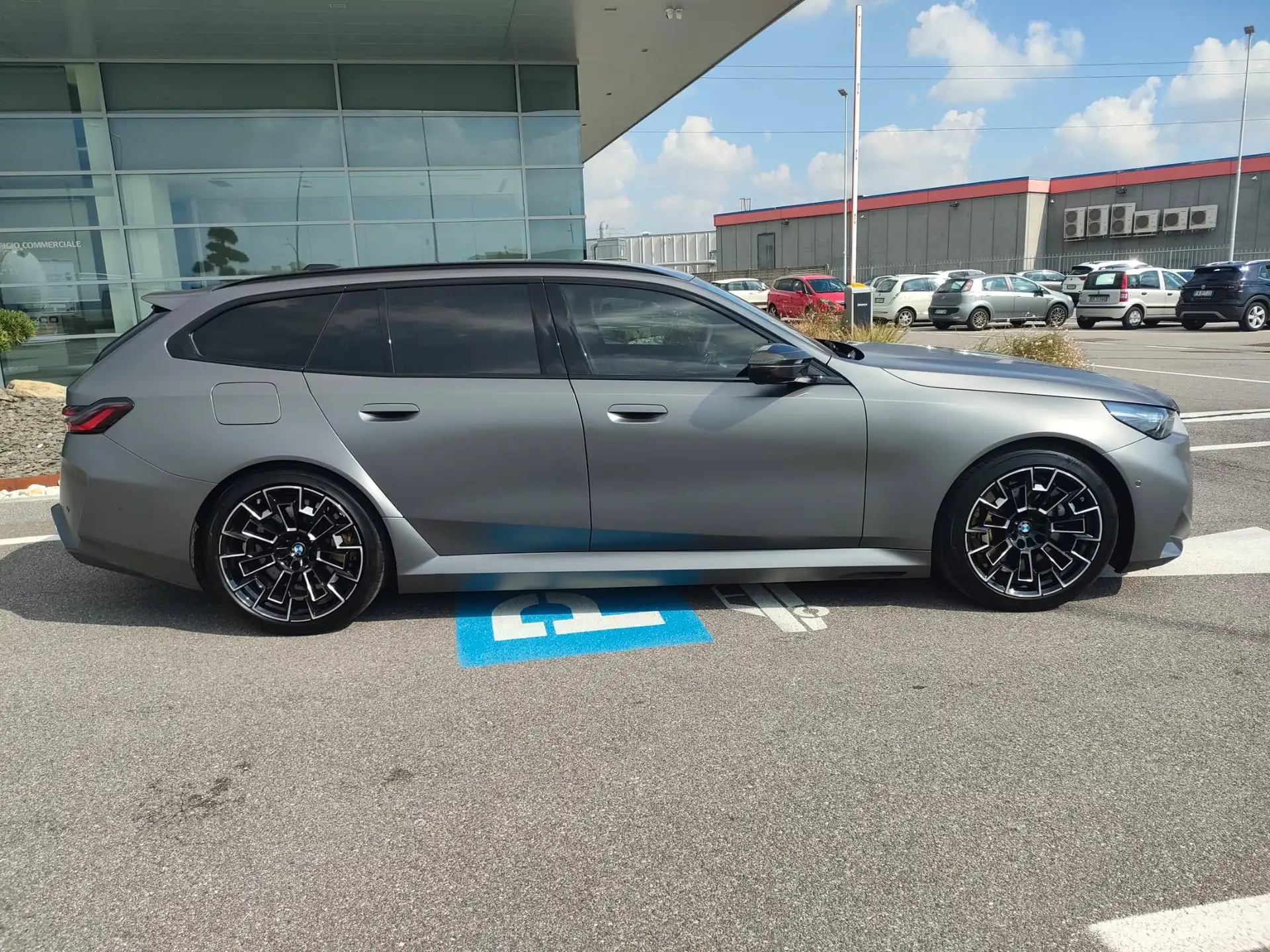 BMW M5 2025 회색 사진 6