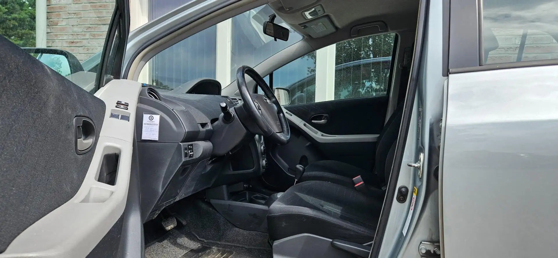 Toyota Yaris 1.3 VVTi Luna MMT Automaat! 5-Deurs! Airco/Clima! Grijs - 2
