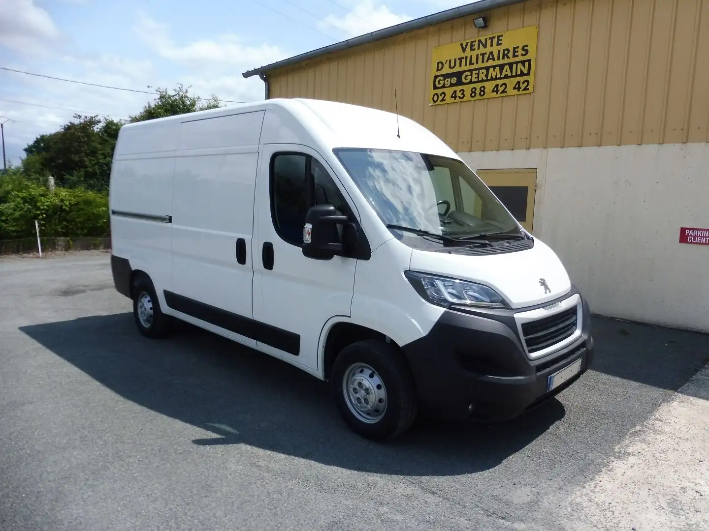 Peugeot Boxer 333 L2H2 2.2 BLUEHDI S\u0026S 120CH PRO Blanc - 1