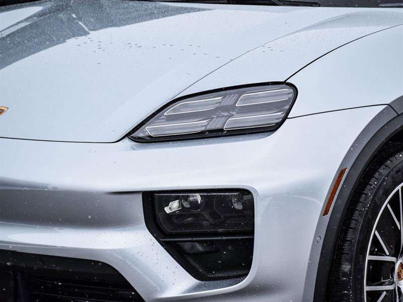 2025 Porsche Macan Electric 4S alt 2