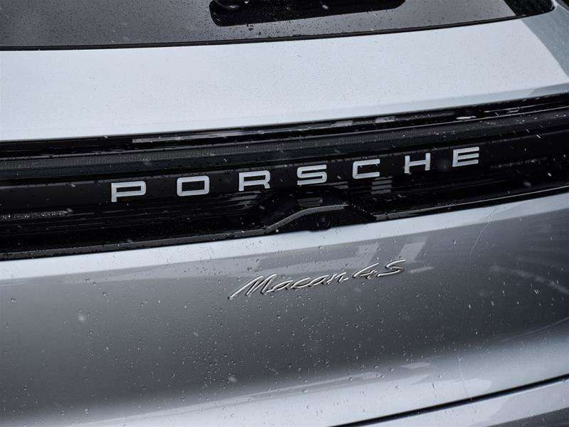 2025 Porsche Macan Electric 4S thumb 11