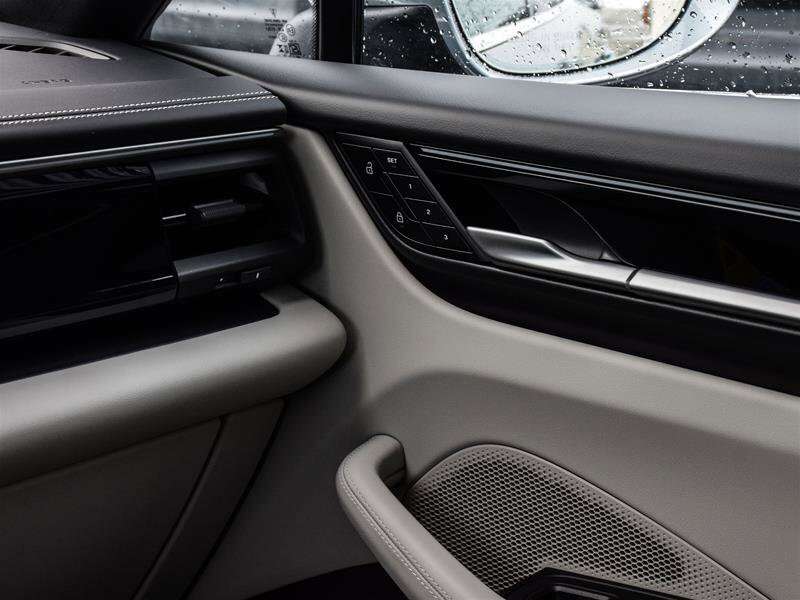 2025 Porsche Macan Electric 4S thumb 20