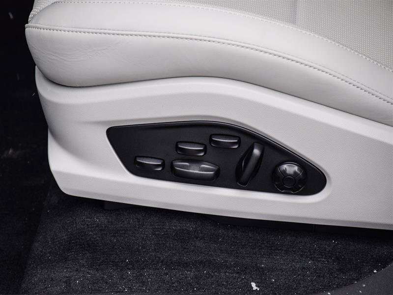 2025 Porsche Macan Electric 4S thumb 23