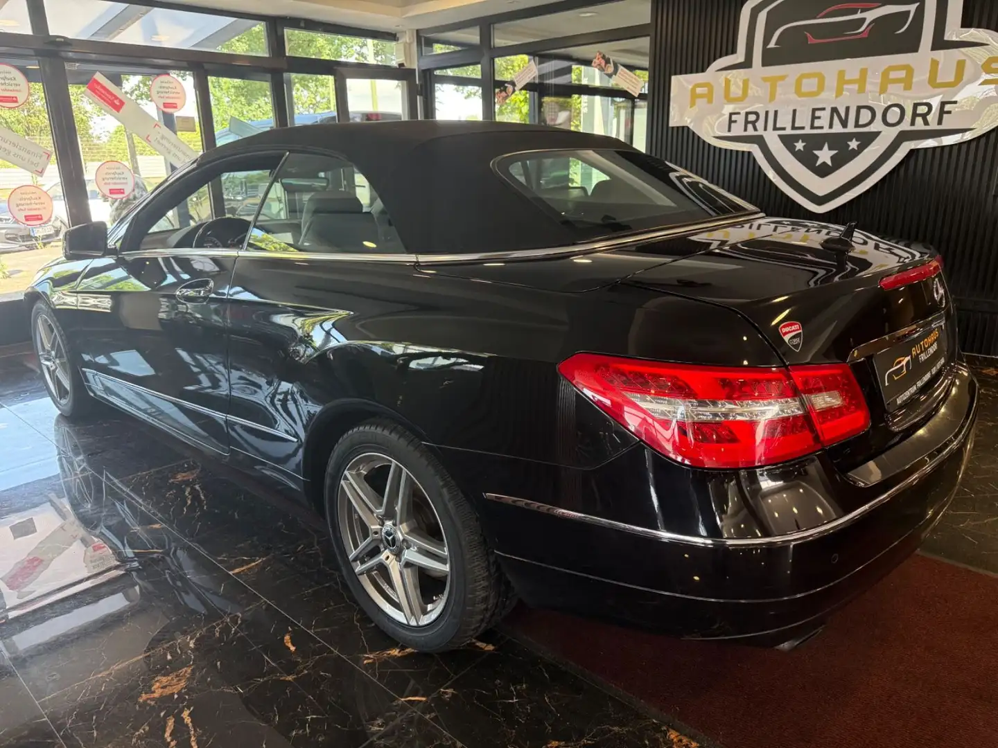 Mercedes-Benz E 220 CDI Cabrio BlueEfficiency AMG STYLING!! Schwarz - 2