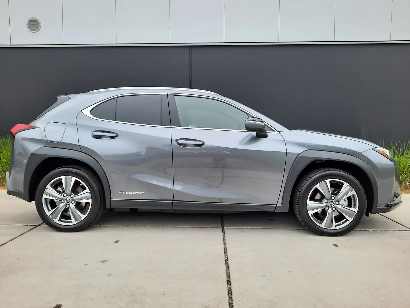 Lexus UX 300e **PREMIUM*CAMERA*ZETELKOELING*MEMORY*KEYLESS** Grijs - 2