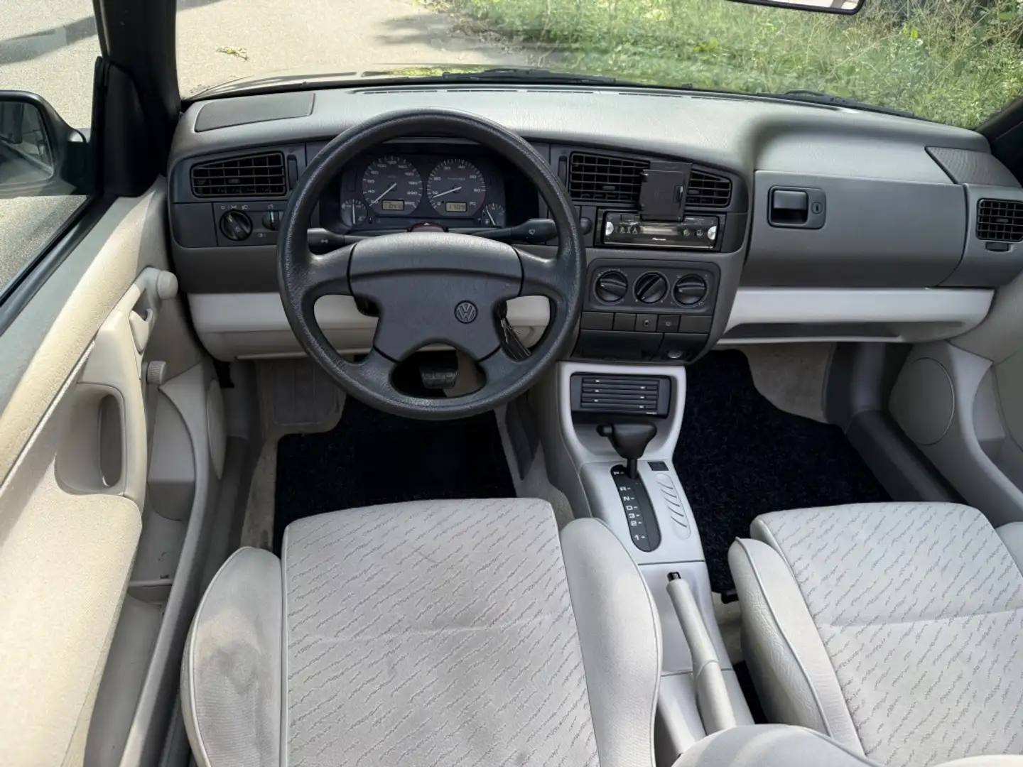 Volkswagen Golf Cabriolet 1.8 automaat zeer nette cabriolet 110dkm n.a.p. Zwart - 2