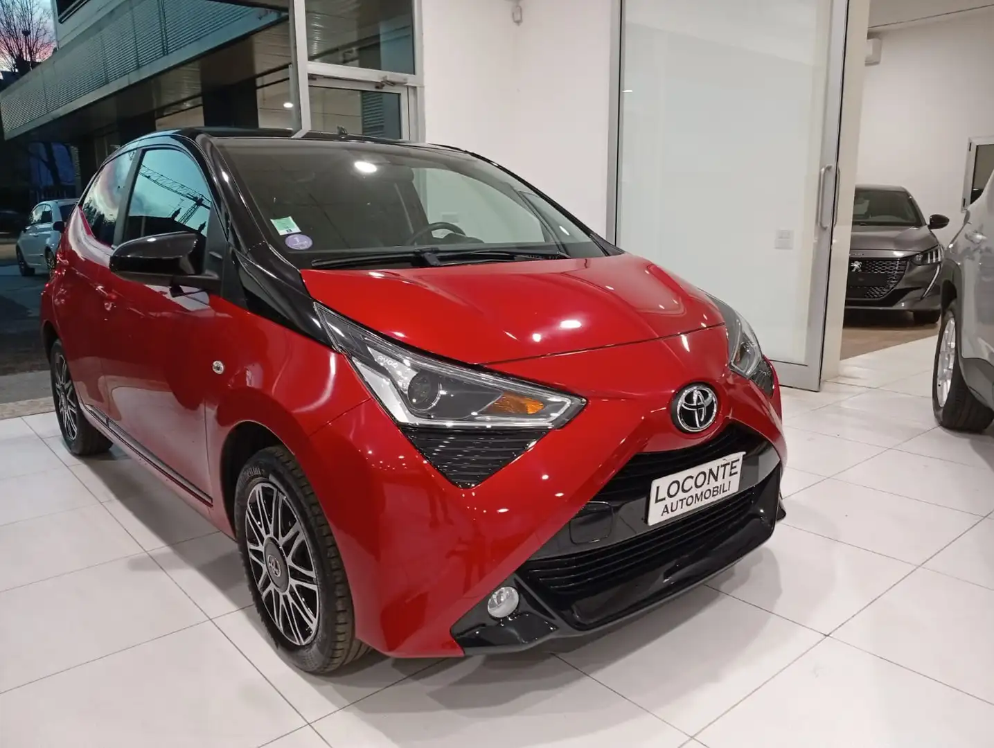 Toyota Aygo 5p 1.0 x-cool 72cv Rosso - 1