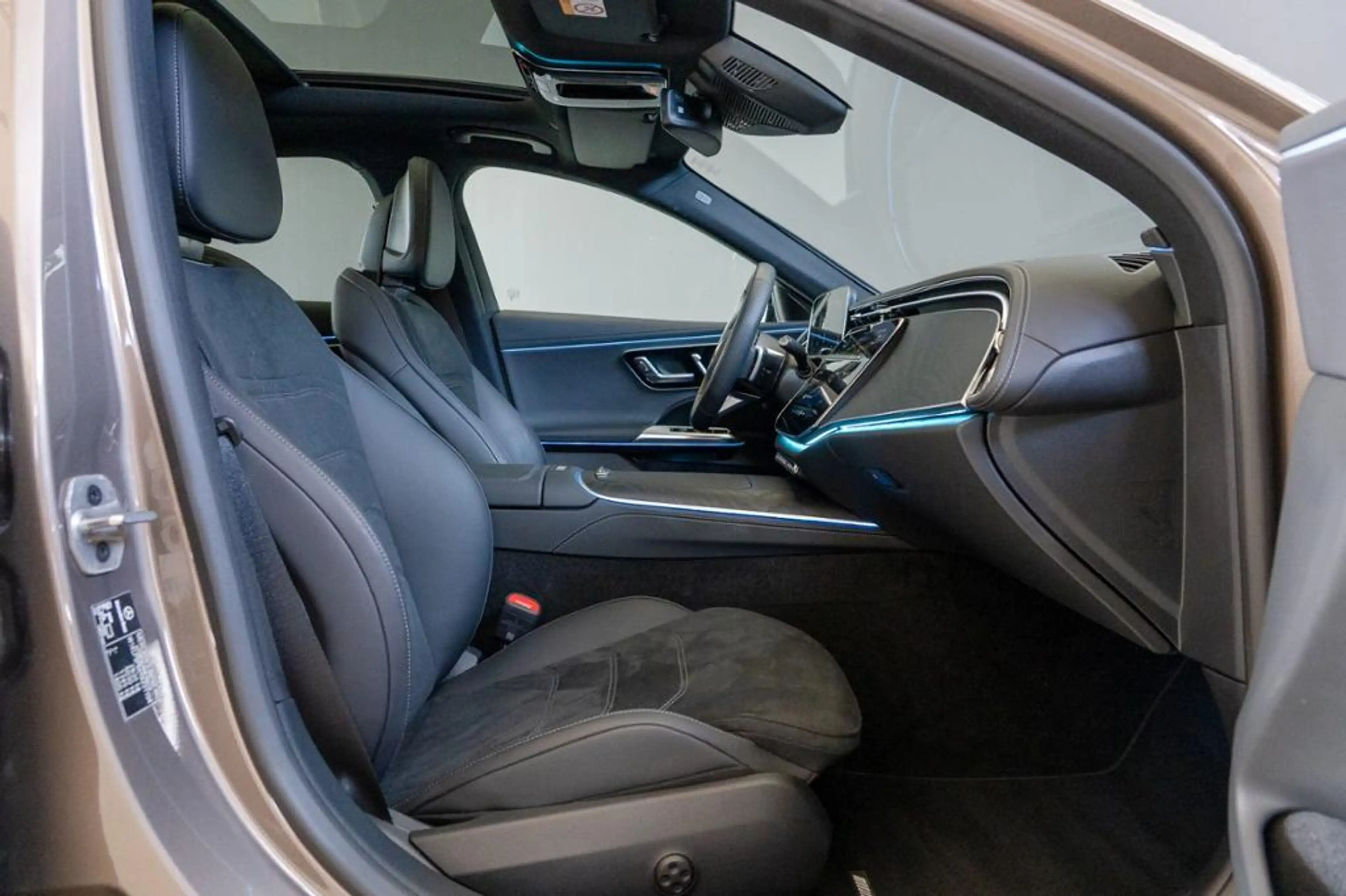 Mercedes-Benz E 400 e 4M *AMG Night Pano AHK Digital 360 DC+ — photo 7